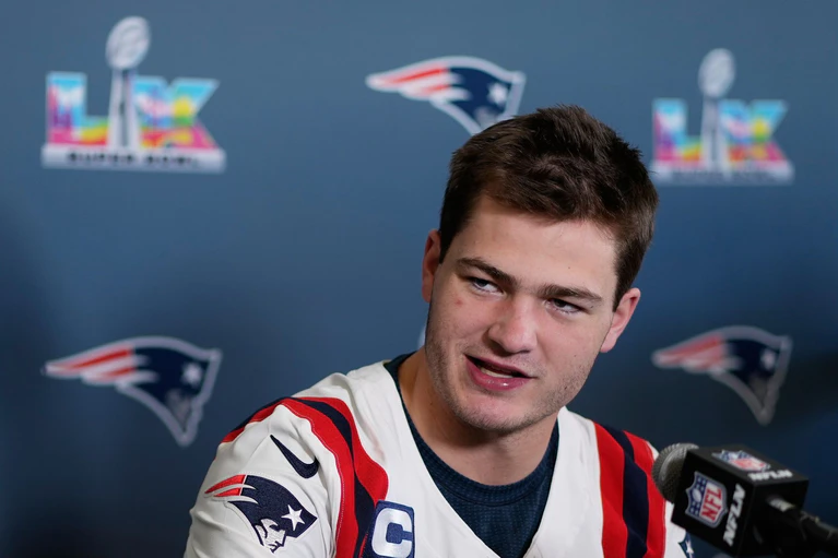 Bei den Patriots im Fokus: Quarterback Drake Maye. (Archivbild) — © Charlie Riedel/AP/dpa