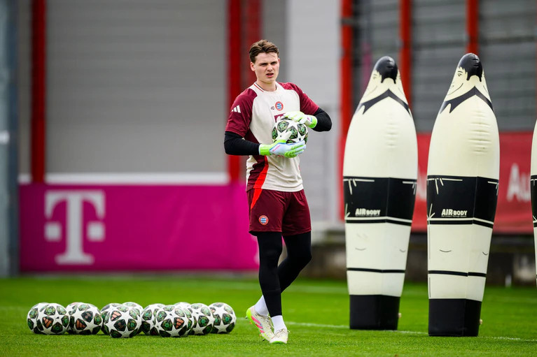 Vorbereitung auf ein ganz großes Spiel: Torwart Jonas Urbig.  — © Tom Weller/dpa