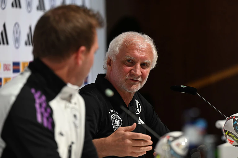 Homeground statt Allianz Arena: Bundestrainer Julian Nagelsmann (l) und Sportdirektor Rudi Völler schauen das Champions-League-Finale nicht vor Ort, sondern im Kreise der Nationalmannschaft. — © Federico Gambarini/dpa