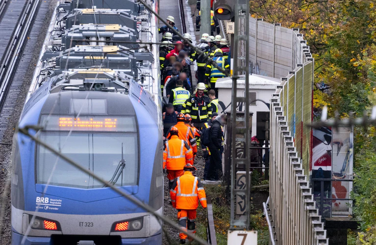 Etwa 400 Fahrgäste mussten den Zug laut Bundespolizei verlassen. — © Sven Hoppe/dpa