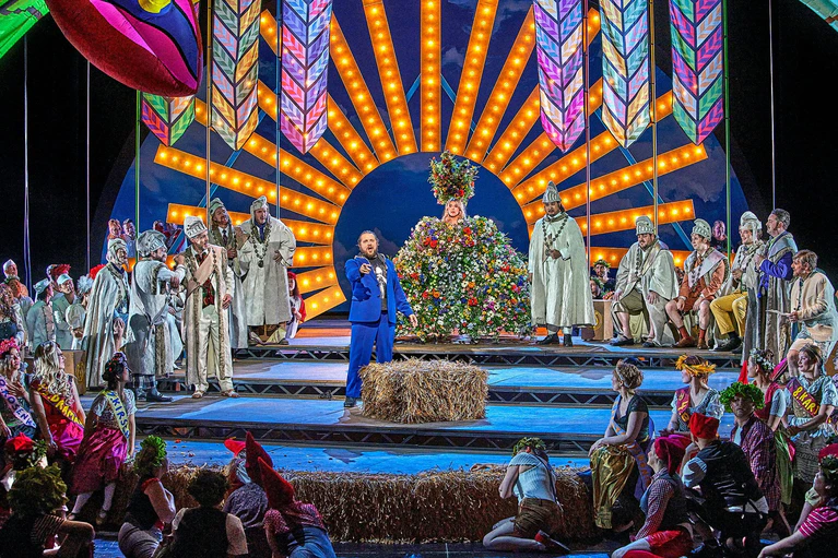 Michael Spyres gewinnt als Stolzing nicht nur seine Eva, sondern auch das Bayreuther Publikum. Über ihm - auf dem Handout-Bild abgeschnitten - fliegt eine bunte Kuh.  — © Enrico Nawrath/Bayreuther Festspiele/dpa