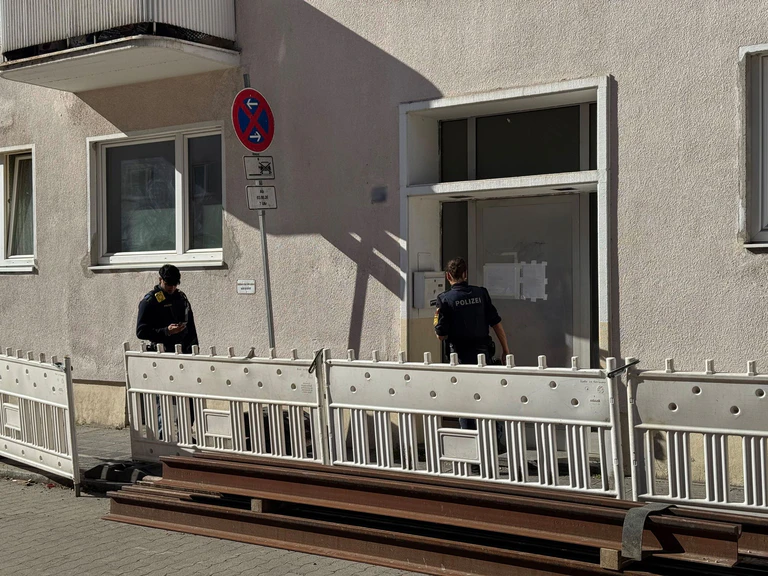 Die Kriminalpolizei ermittelt. — © Lars Haubner/News5/dpa