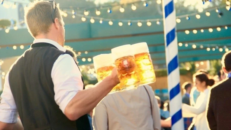 Maß Oktoberfest Wiesn — © Bild: Motointermedia / Pixabay