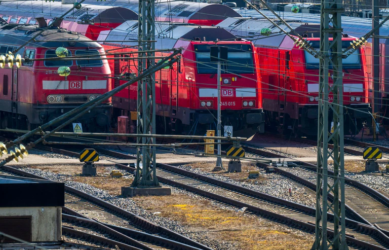 Züge der Regionalbahn. (Symbolbild) — © Peter Kneffel/dpa