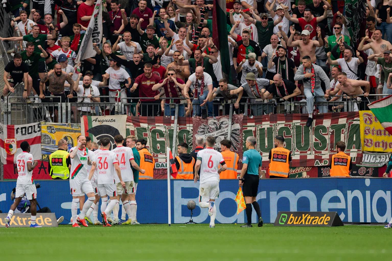 Augsburg jubelt über das 2:1 nach einem verwandelten Elfmeter in der Nachspielzeit.  — © Rolf Vennenbernd/dpa