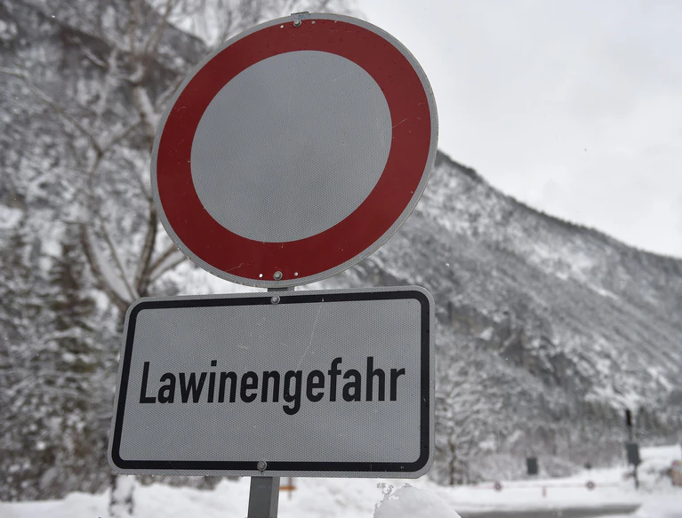 Der Skitourengeher hat die Lawine wahrscheinlich selbst ausgelöst. (Symbolbild) — © Angelika Warmuth/dpa