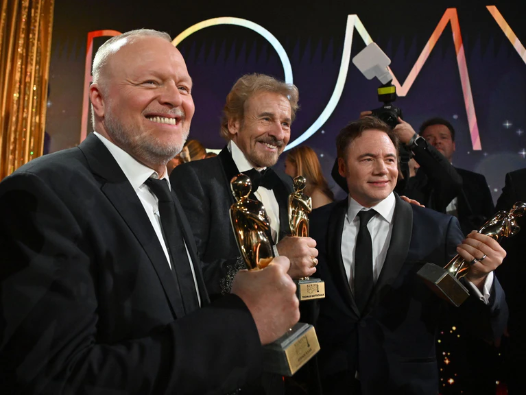 Auch Stefan Raab (l) und Michael Bully Herbig (r) wurden ausgezeichnet. — © Barbara Gindl/APA/dpa