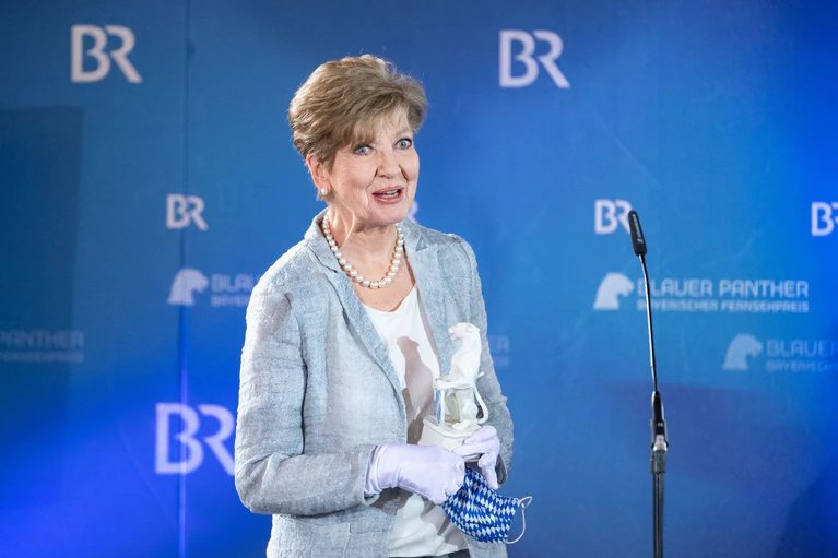 Für ihre Arbeit bekam sie viele Preise, darunter den Ehrenpreis des Bayerischen  Fernsehpreises. (Archiv) — © Matthias Balk/dpa