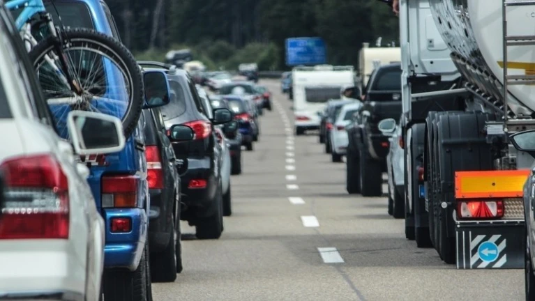 Stau, Verkehr, Autobahn, Rettungsgasse, Autos — © Bild von RettungsgasseJETZTde auf Pixabay