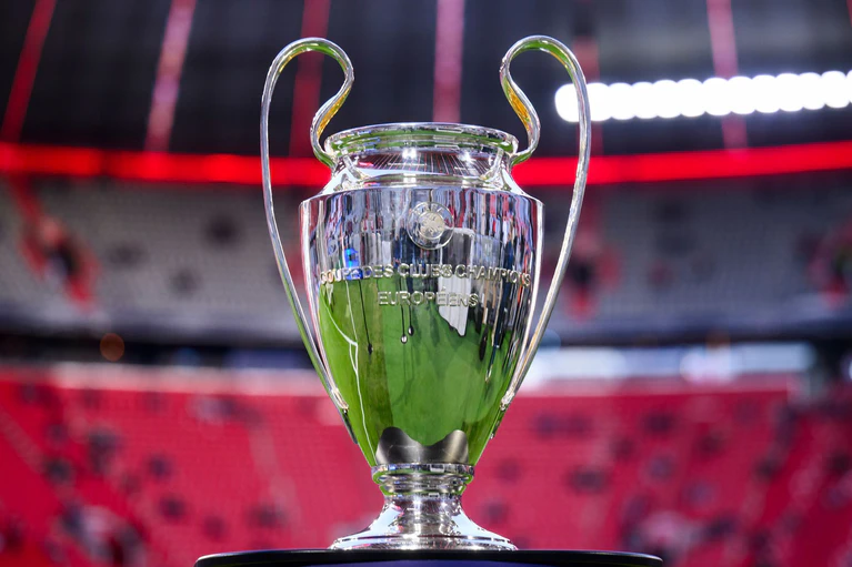 Der Champions-League-Pokal in der Münchner Allianz Arena. — © Tom Weller/dpa