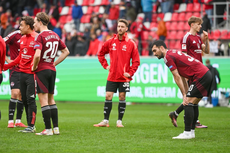 Der 1. FC Nürnberg war nach der Niederlage in Regensburg enttäuscht. — © Armin Weigel/dpa