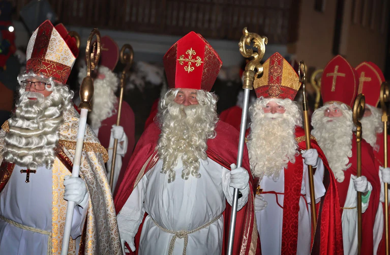 Mit Mitra statt Mütze setzen die Nikolaus-Mimen im Oberallgäu ein leises Zeichen gegen die reine Santa-Claus-Show. — © Karl-Josef Hildenbrand/dpa