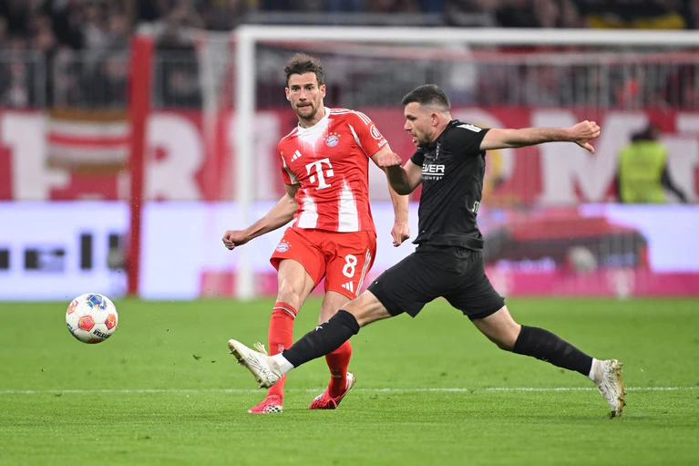 Spielte nach lobenden Worten vom Bundestrainer stark auf: Leon Goretzka (l). — © Harry Langer/dpa