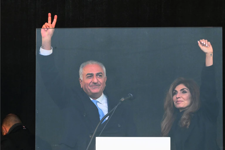 Jubel gab es für Reza Pahlavi, den Sohn des gestürzten iranischen Schahs Mohammad Reza Pahlavi, der zusammen mit seiner Frau Yasmine bei der Groß-Demonstration auf der Theresienwiese in München auftrat. — © Felix Hörhager/dpa