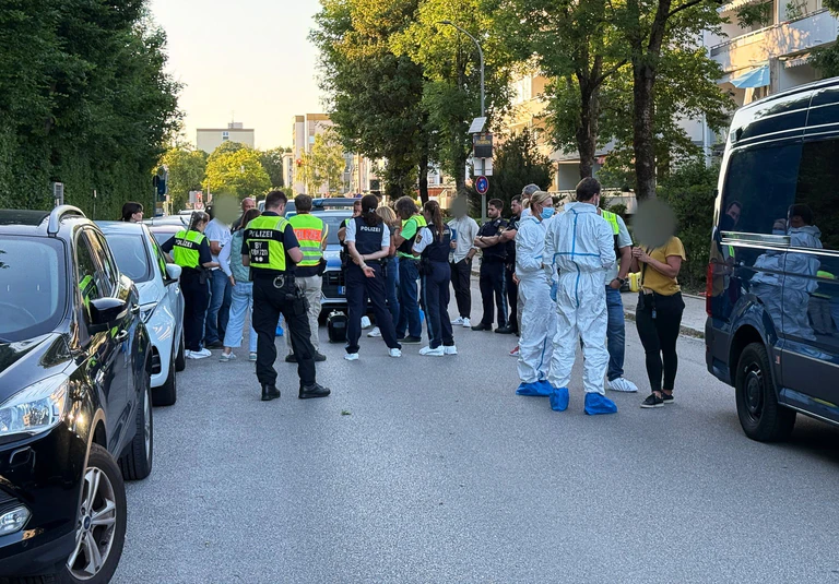 Die Polizei sucht mit einem Großaufgebot nach dem dritten Mann. — © Paul/Vifogra/dpa