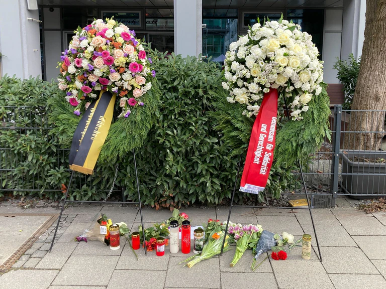Blumen liegen an dem Ort, an dem vor einem Jahr eine Mutter und ihre Tochter starben.  — © Sabine Dobel/dpa