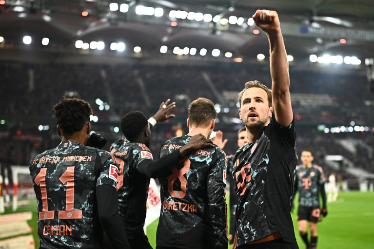 Die Bayern um Stürmerstar Harry Kane (r.) steuern auf den Meistertitel zu. — © Tom Weller/dpa
