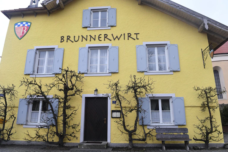 Der Brunnerwirt spielt eine wichtige Rolle in der Familienserie «Dahoam is dahoam». (Archivbild) — © Felix Hörhager/dpa