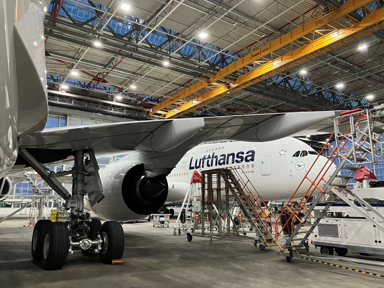 Der neueste Airbus A 350/900 der Lufthansa steht kurz vor seinem kommerziellen Erstflug im riesigen Wartungshangar der Lufthansa am Münchner Flughafen. Im Hintergrund steht ein Airbus A380. — © Carsten Hoefer/dpa