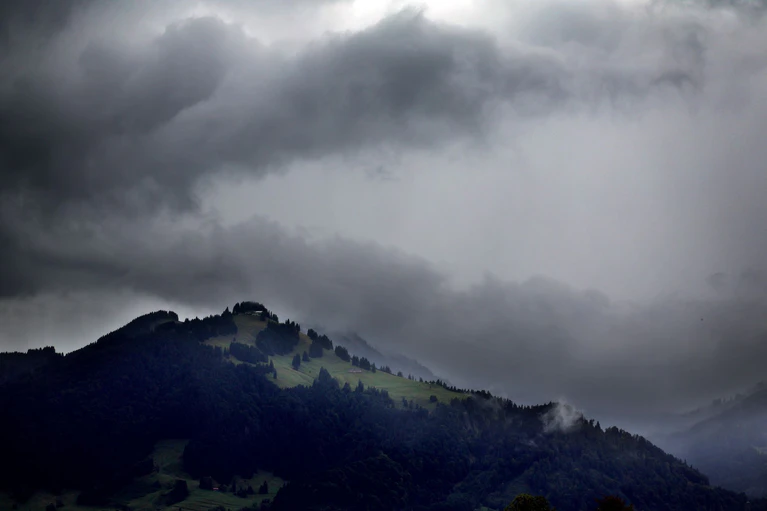 Schwere Gewitter und heftiger Starkregen ziehen am Donnerstag über Bayern. (Archivbild) — © Karl-Josef Hildenbrand/dpa