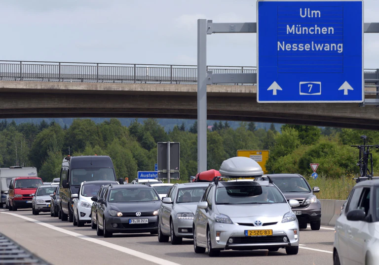Die Blockabfertigung soll voraussichtlich den ganzen Tag andauern. (Symbolbild) — © Stefan Puchner/dpa