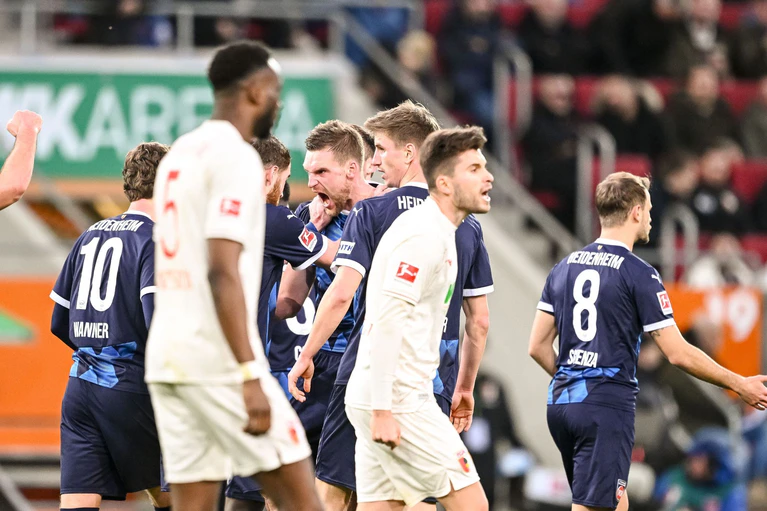 Der 1. FC Heidenheim rettet in Augsburg fast einen Punkt. — © Harry Langer/dpa