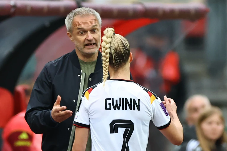 Im Dialog: Bundestrainer Christian Wück und DFB-Kapitänin Giulia Gwinn. — © Daniel Karmann/dpa