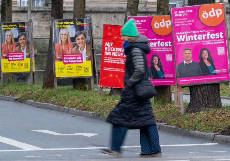 Vielerorts sind die Straßen schon mit Wahlplakaten gesäumt - auch wenn die Kommunalwahl erst am 8. März 2026 stattfindet. — © Peter Kneffel/dpa