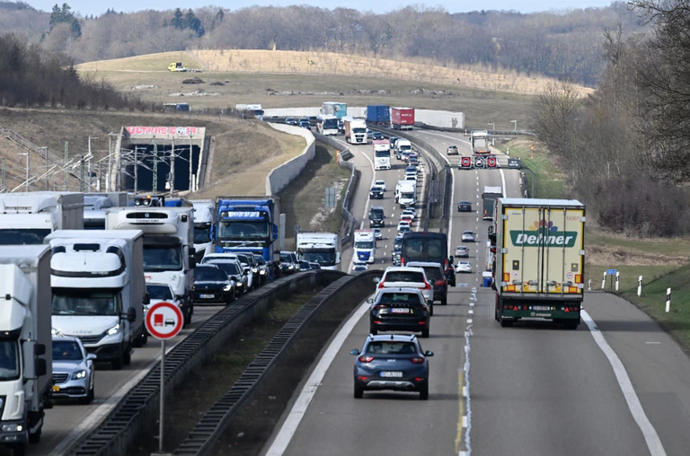 Am Albabstieg der A8 dürfen drei Tage lang keine Fahrzeuge fahren. — © Bernd Weißbrod/dpa