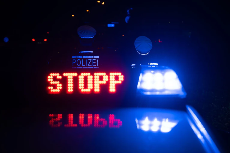 Mehrmals mussten die Beamten den Autofahrer zum Anhalten auffordern. (Symbolbild) — © Marijan Murat/dpa