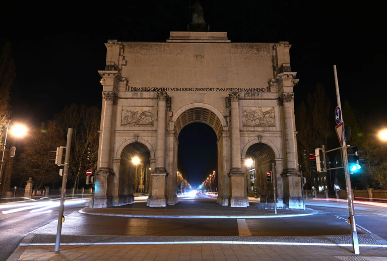 Vom Siegestor bis zur von-der-Tann-Straße ist eine rund 800 Meter lange Silvestermeile geplant. (Archivbild) — © Felix Hörhager/dpa