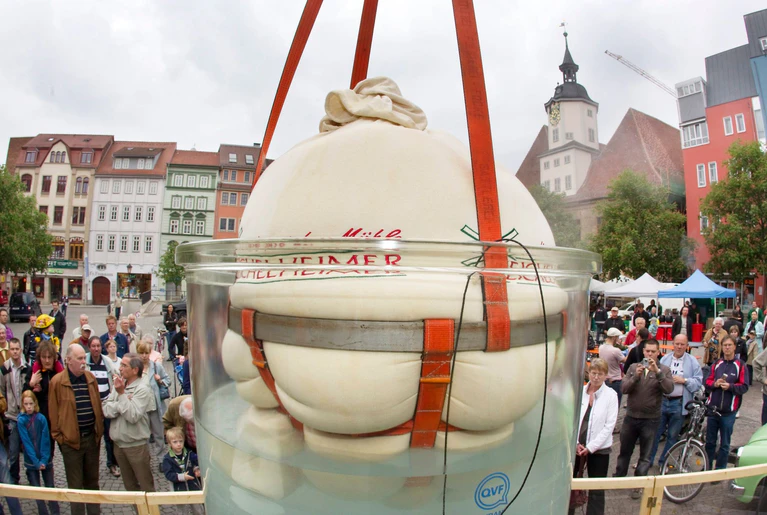 Besucher bestaunen 2010 in Jena den größten Kartoffelkloß der Welt. Im unterfränkischen Dorf Wombach soll nun ein noch größerer Kloß von 400 Kilogramm gekocht und verspeist werden. (Archivbild) — © picture alliance / dpa