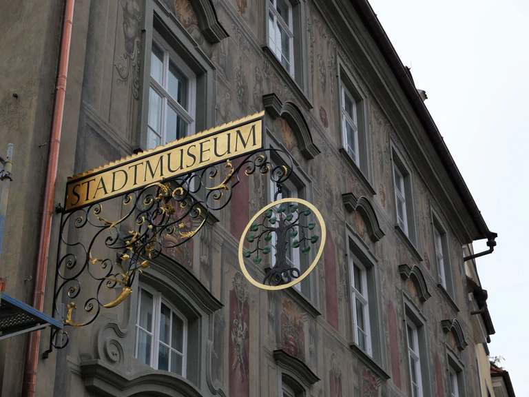 Das «Haus zum Cavazzen» in Lindau mit der prunkvoll bemalten Fassade ist beim Museumstag nach Jahren der Sanierung wieder zu besichtigen. (Archivbild) — © Ulf Vogler/dpa