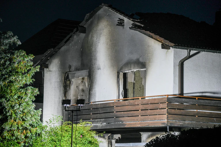 Das Haus brannte aus.  — © Jason Tschepljakow/dpa