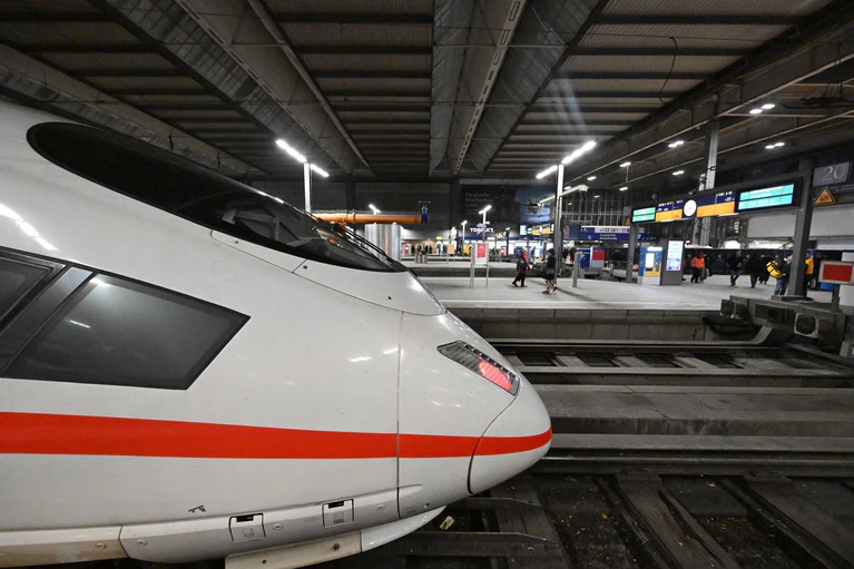 Im Fernverkehr gibt es einige Änderungen. (Symbolbild) — © Felix Hörhager/dpa