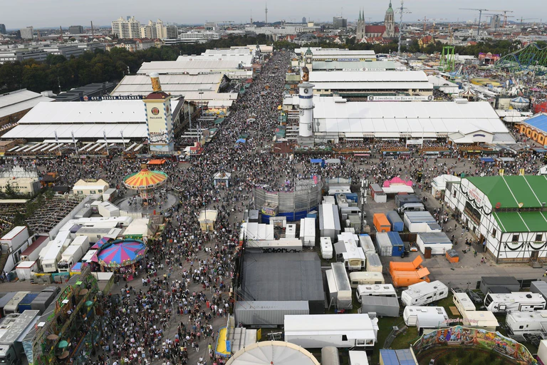 Die Bewebung um die Wiesn-Zelte läuft. (Archivfoto) — © Felix Hörhager/dpa