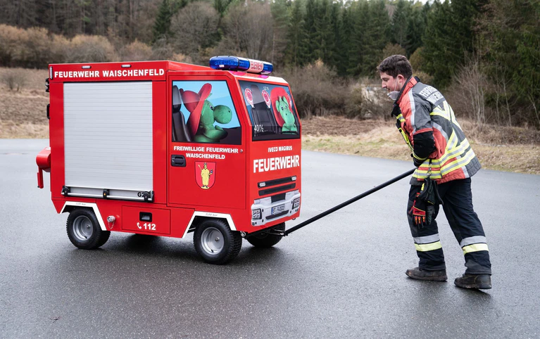 Die Feuerwehr im fränkischen Waischenfeld hat ein eigens gebautes Miniatur-Feuerwehrauto für die Kinderfeuerwehr. (Archivbild) — © Nicolas Armer/dpa