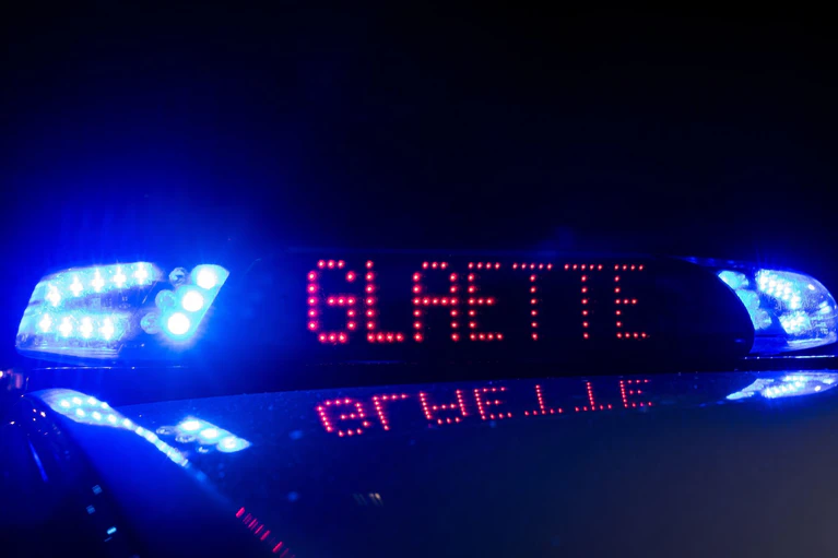Auf der Autobahn 96 sorgte Blitzeis für mehrere Unfälle. (Symbolbild) — © Monika Skolimowska/dpa-Zentralbild/dpa