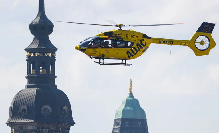 Leistet im Ernstfall schnelle Hilfe aus der Luft: Ein Rettungshubschrauber der ADAC Luftrettung fliegt am Himmel vor der Dresdner Altstadt. (Archivbild) — © Robert Michael/dpa