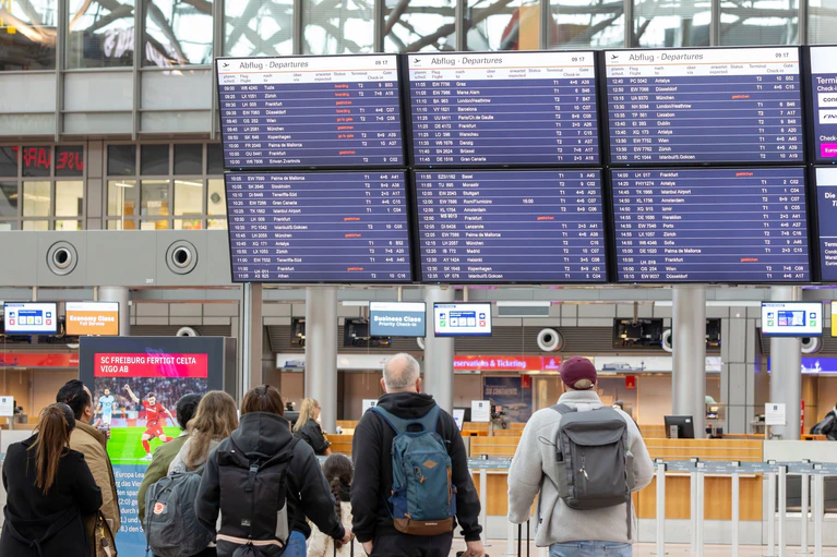 An zahlreichen deutschen Flughäfen wie hier in Hamburg wurden Lufthansa-Flüge gestrichen. — © Bodo Marks/dpa
