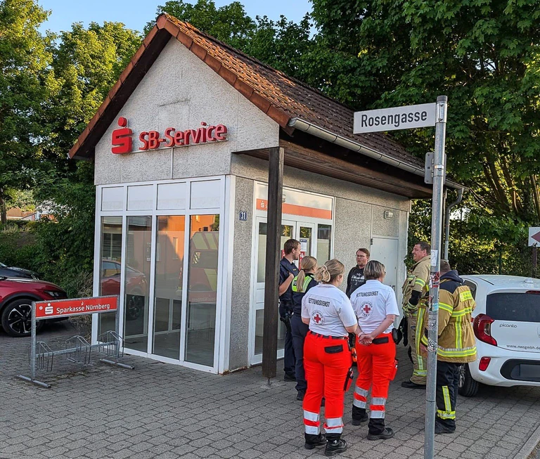 Die Feuerwehr befreite den Mann nach rund 15 Minuten. — © -/Feuerwehr Hersbruck/dpa