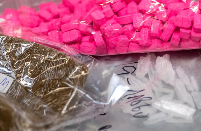 Kiloweise Ecstasy hat ein junger Mann zum Verkauf in der mütterlichen Wohnung gehabt. (Symbolbild) — © Sven Hoppe/dpa