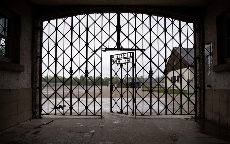 An den Orten des Grauens während des Nationalsozialismus wie hier in Dachau wurden Gedenkstätten errichtet. (Archivbild)  — © Sven Hoppe/dpa