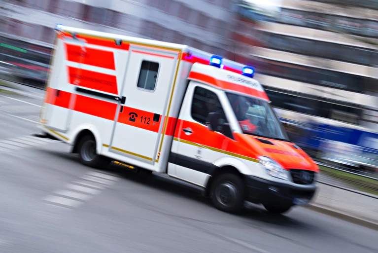 Die Verletzten wurden in ein Krankenhaus gebracht. (Symbolbild) — © Nicolas Armer/dpa
