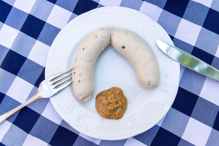 Die Weißwurst aus Bayern ist berühmt, in aller Welt. Doch wie isst man sie richtig? — © Peter Kneffel/dpa