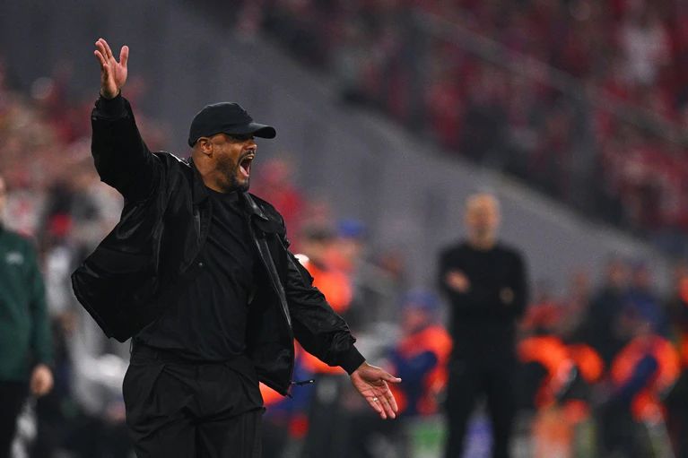 Nach seiner Gelb-Sperre im Hinspiel kehrte Bayern-Coach Vincent Kompany an die Seitenlinie zurück. — © Tom Weller/dpa
