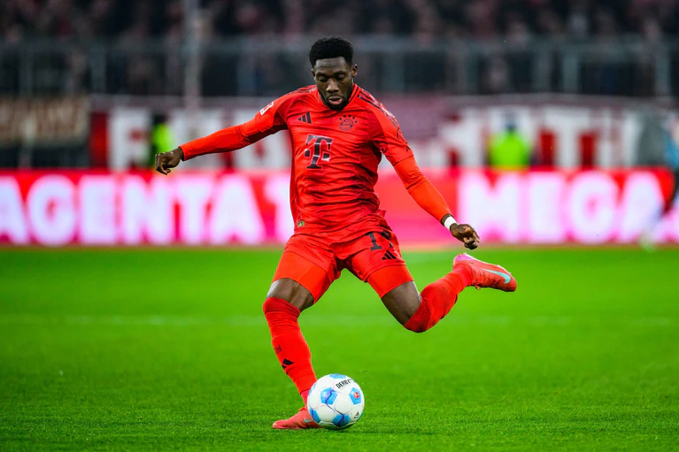 Bleibt langfristig beim FC Bayern: Alphonso Davies. — © Tom Weller/dpa
