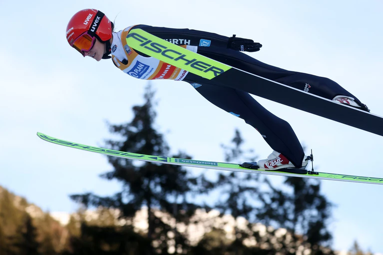 Katharina Schmid auf ihrer Heimschanze. — © Karl-Josef Hildenbrand/dpa