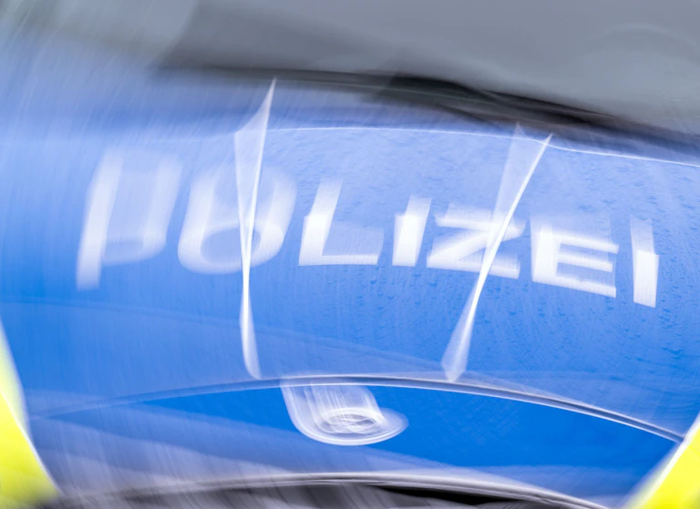 Die Polizei ermittelt wegen des Verdachts des Raubes, der Körperverletzungen, der Bedrohungen und des Verstoßes gegen das Waffengesetz. (Symbolbild) — © Soeren Stache/dpa