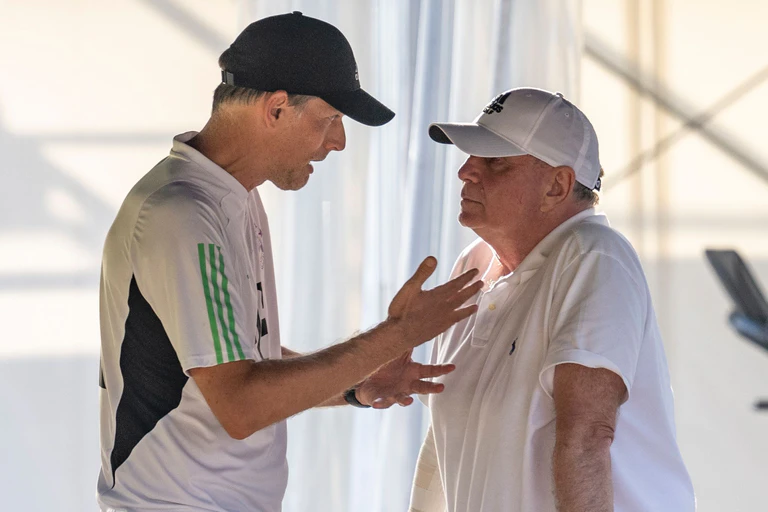 Uli Hoeneß (r) teilt weiter gegen Bayerns Ex-Trainer Thomas Tuchel aus. (Archivbild) — © David Inderlied/dpa